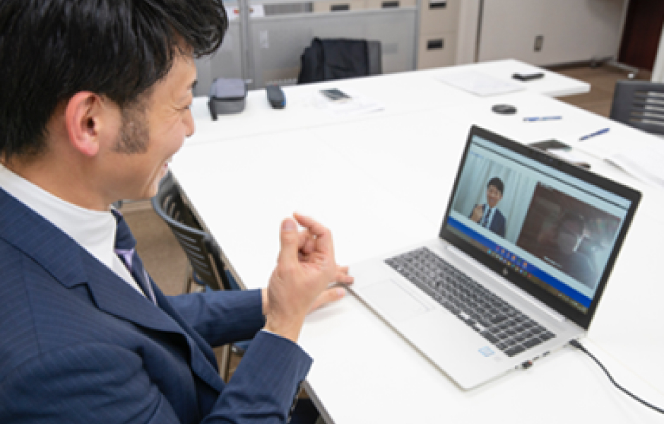 手話をともなうビデオ会議風景